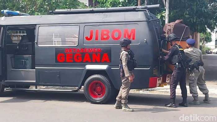 Tim Jibom Polda Bengkulu mengamankan paket mencurigakan terbungkus plastik hitam di Kota Bengkulu.