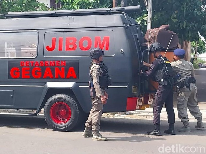 Tim Jibom Polda Bengkulu mengamankan paket mencurigakan terbungkus plastik hitam di Kota Bengkulu.