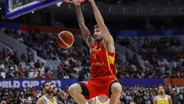 Basketball - FIBA World Cup 2023 - First Round - Group G - Brazil v Spain - Indonesia Arena, Jakarta, Indonesia - August 28, 2023 Spains Juancho Hernangomez scores a basket REUTERS/Willy Kurniawan