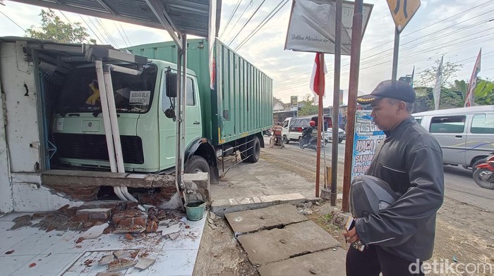 Truk tabrak pemotor di Banyumas tewaskan pelajar, Senin (28/8/2023).