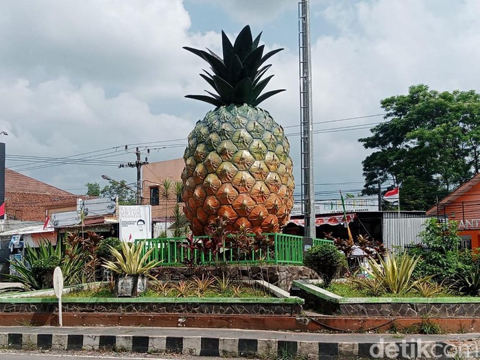Tugu nanas ikon Kabupaten Subang