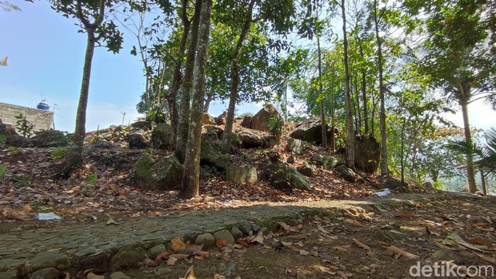 Tumpukan batu besar yang disebut Gunung Cupu. Konon di bawahnya terdapat sejumlah benda pusaka dan barang penting lainnya peninggalan Ki Ajar Sukaresi yang dikubur.