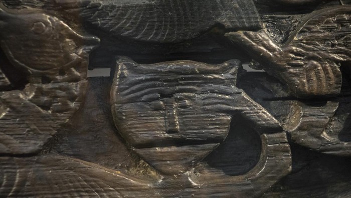 Ukiran hewan di kapal Viking, Oseberg, diperkirakan seekor kucing.