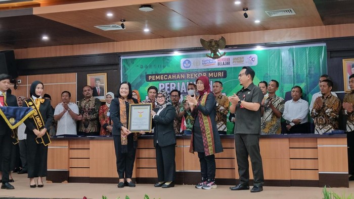 Unesa Cetak Rekor MURI Lagi, Kali Ini Perjanjian Terbanyak dengan BUMDes/BUMDesma Jatim