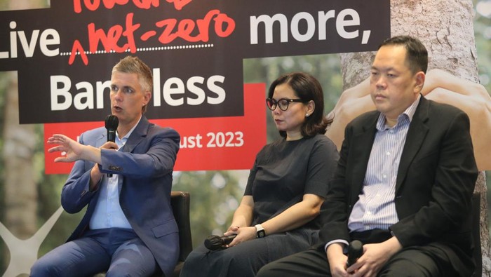 Upaya Perbankan Dukung Emisi Nol Bersih Mempercepat ambisi DBS Bank Ltd (DBS Group) untuk mencapai emisi nol bersih (net-zero emissions) menjelang tahun 2050, Bank DBS Indonesia senantiasa mengedepankan komitmennya dalam mendukung visi DBS Group untuk menjadi “Best Bank for A Better World” melalui tiga pilar keberlanjutan, yaitu Responsible Banking, Responsible Business Practice dan Impact Beyond Banking.