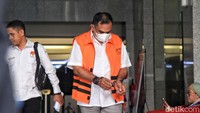 Izil Azhar tampak tertunduk lesu. 