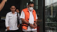 Izil diduga ikut menerima aliran gratifikasi senilai Rp 32 miliar bersama mantan Gubernur Aceh Irwandi Yusuf.