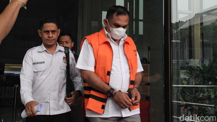 Izil Azhar menjalani sidang secara daring dalam kasus gratifikasi pembangunan Dermaga Sabang. Usai sidang, eks panglima GAM itu tertunduk lesu.
