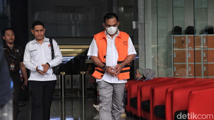 Usai Sidang Daring, Eks Panglima GAM Tertunduk Lesu Izil Azhar menjalani sidang secara daring dalam kasus gratifikasi pembangunan Dermaga Sabang. Usai sidang, eks panglima GAM itu tertunduk lesu.