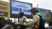 Pengendara motor melintas dibawah video elektronik (videotron) indeks kualitas udara di jalan Pajajaran, Kota Bogor, Jawa Barat, Senin (28/8/2023).  