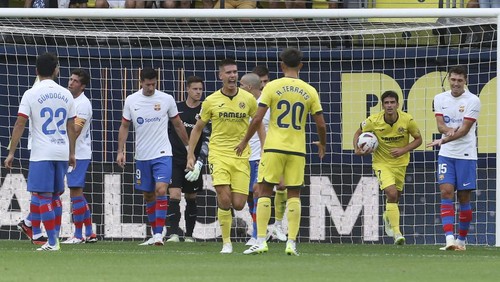 Villarreals Juan Foyth, centre, celebrates after scoring his sides first goal during a Spanish La Liga soccer match between Villarreal and Barcelona at the Ceramica stadium in Villarreal, Spain, Sunday, Aug. 27, 2023. (AP Photo/Alberto Saiz)