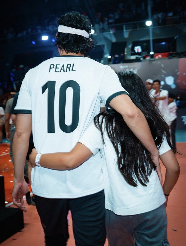 Vino memakai nama anaknya untuk nomor punggung. So sweet! (Foto: Instagram/@vinogbastian__)