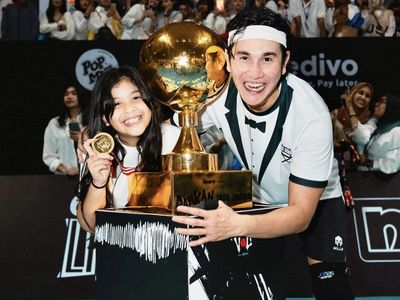 Foto: Vino Bastian Juara Bahkan Voli, Marsha Timothy dan Anak Setia Dukung