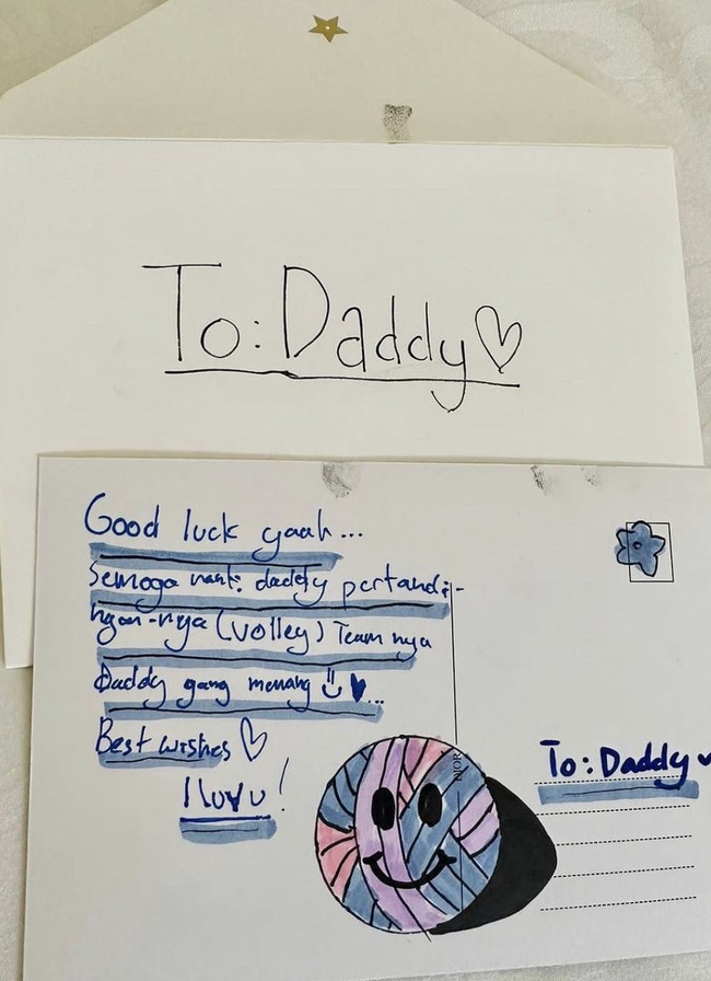 Pearl bahkan membuat surat khusus untuk menyemangati sang ayah. Alhamdulillah doa nya terkabul. I dedicated the medal to my Beautiful Pearl, tulis Vino di unggahan lain. (Foto: Instagram/@vinogbastian__)