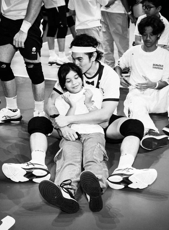 Momen Pearl yang tak pernah lepas dari sang ayah. Tampak Vino begitu senang sang putri selalu menyemangatinya di pertandingan tersebut. (Foto: Instagram/@vinogbastian__)