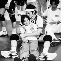 Momen Pearl yang tak pernah lepas dari sang ayah. Tampak Vino begitu senang sang putri selalu menyemangatinya di pertandingan tersebut. (Foto: Instagram/@vinogbastian__)