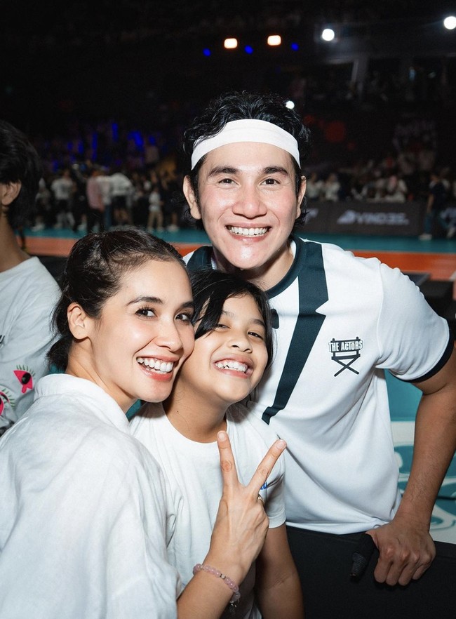 Marsha Timothy dan anaknya, Jizzy Pearl Bastian, kompak berbaju putih seperti jersey yang dipakai Vino dan tim The Actors. (Foto: Instagram/@vinogbastian__)
