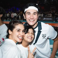 Marsha Timothy dan anaknya, Jizzy Pearl Bastian, kompak berbaju putih seperti jersey yang dipakai Vino dan tim The Actors. (Foto: Instagram/@vinogbastian__)