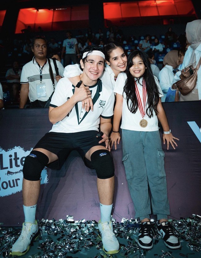 My NUMBER ONE supporter, tulis Vino di Instagram untuk menyertai foto-fotonya bersama Marsha dan putri mereka di pertandinga tersebut. (Foto: Instagram/@vinogbastian__)