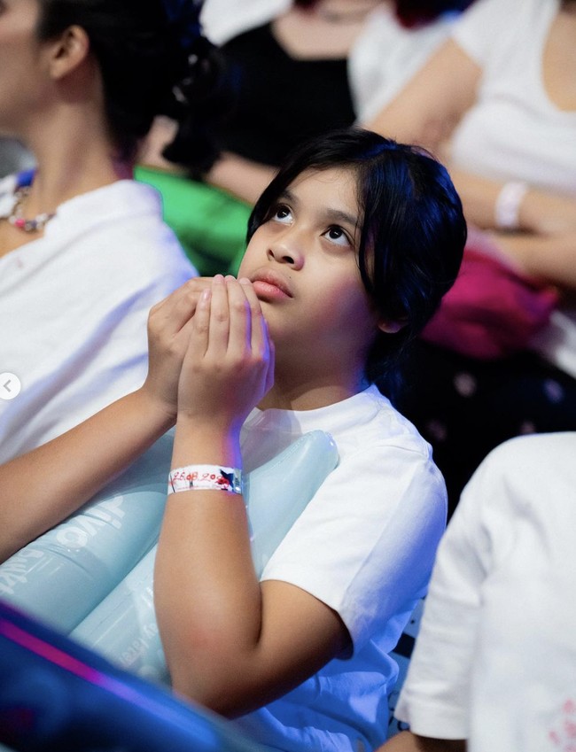 Putri Vino dan Marsha sempat tertangkap kamera sedang berdoa untuk kemenangan tim The Actors. (Foto: Instagram/@vinogbastian__)