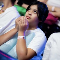 Putri Vino dan Marsha sempat tertangkap kamera sedang berdoa untuk kemenangan tim The Actors. (Foto: Instagram/@vinogbastian__)