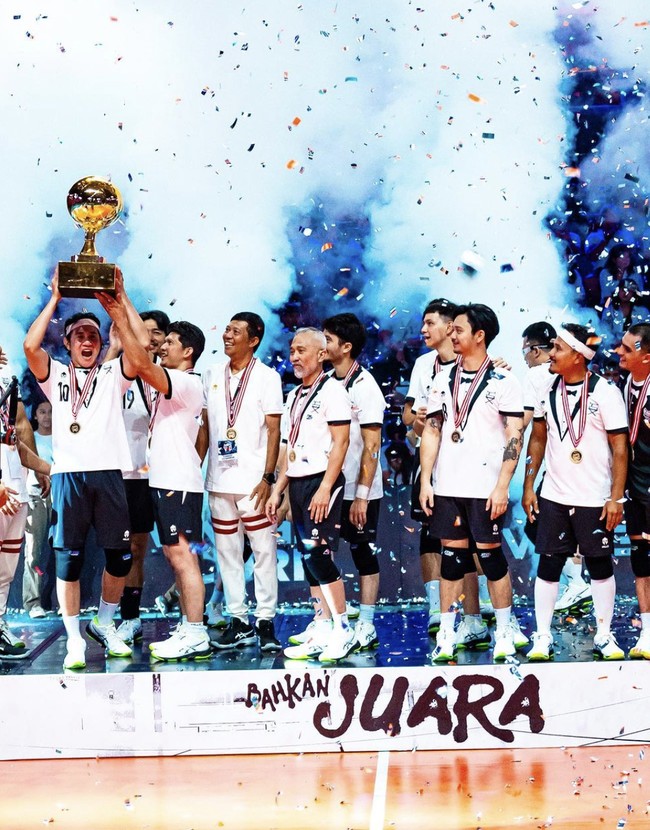 Pertandingan ‘Bahkan Voli’ akhirnya dimenangkan oleh The Actors setelah mengalahkan The Prediksi, Sabtu (26/8/2023). Vino Bastian yang ikut memperkuat tim The Actors mendedikasikan kemenangan tersebut untuk sang istri, Marsha Timothy, dan putrinya. (Foto: Instagram/@vinogbastian__)