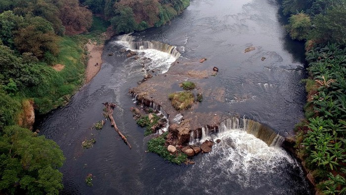 Waduh, Aliran Sungai Cileungsi Tercemar Limbah Pabrik Foto udara aliran Sungai Cileungsi yang berwarna hitam akibet tecemar limbah pabrik di Ciangsana, Gunung Putri, Kabupaten Bogor, Jawa Barat, Senin (28/8/2023). Dinas Lingkungan Hidup (DLH) Kabupaten Bogor mengambil langkah untuk menindak tegas pabrik yang membuang limbah ke sungai, selain pabrik DLH juga akan menindak tegas warga yang membuang sampah rumah tangga ke sungai sebab hal itu merusak kelestarian ekologi Sungai Cileungsi. ANTARA FOTO/Yulius Satria WIjaya