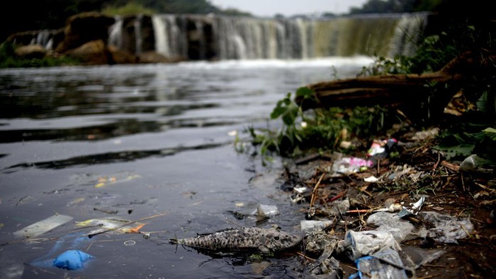 Waduh, Aliran Sungai Cileungsi Tercemar Limbah Pabrik Foto udara aliran Sungai Cileungsi yang berwarna hitam akibet tecemar limbah pabrik di Ciangsana, Gunung Putri, Kabupaten Bogor, Jawa Barat, Senin (28/8/2023). Dinas Lingkungan Hidup (DLH) Kabupaten Bogor mengambil langkah untuk menindak tegas pabrik yang membuang limbah ke sungai, selain pabrik DLH juga akan menindak tegas warga yang membuang sampah rumah tangga ke sungai sebab hal itu merusak kelestarian ekologi Sungai Cileungsi. ANTARA FOTO/Yulius Satria WIjaya