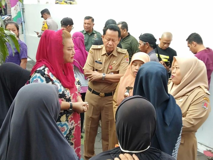 Wali Kota Semarang, Hevearita Gunaryanti Rahayu saat mengunjungi kediaman korban KDRT di Sendangguwo, Semarang, Senin (28/8/2023).