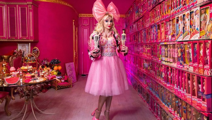 Wanita Rusia Ini Terobsesi Jadi Barbie, Punya 12 Ribu Koleksi Russian celebrity and Barbie doll collector Tatiana Tuzova poses in the apartment housing part of her collection of 12,000 dolls, in Krasnogorsk outside Moscow, Russia August 16, 2023. REUTERS/Maxim Shemetov
