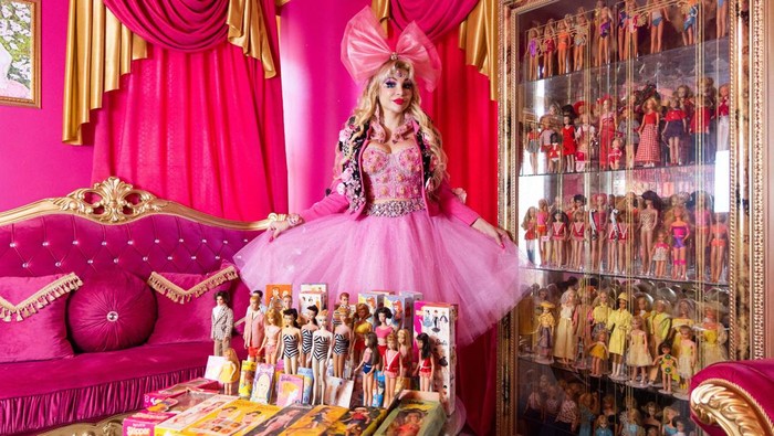 Wanita Rusia Ini Terobsesi Jadi Barbie, Punya 12 Ribu Koleksi Russian celebrity and Barbie doll collector Tatiana Tuzova poses in the apartment housing part of her collection of 12,000 dolls, in Krasnogorsk outside Moscow, Russia August 16, 2023. REUTERS/Maxim Shemetov