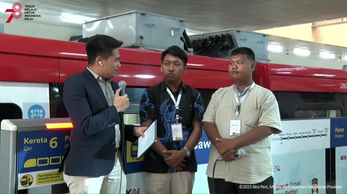 Warga bernama Pandu dan Andro mengikuti peresmian LRT Jabodebek