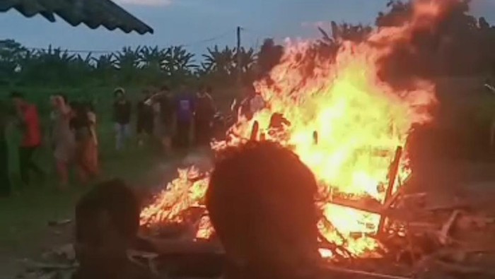 Warga diduga membakar warung tuak yang dijadikan tempat esek-esek di Deli Serdang. (Foto: Istimewa).