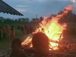 Warga Bakar Warung Tuak Diduga Tempat Prostitusi di Deli Serdang