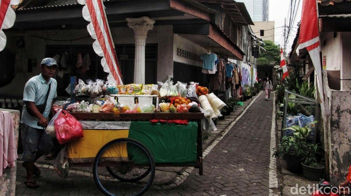 Sejumlah warga beraktivitas di permukiman padat kawasan Dukuh Pinggir, Tanah Abang, Jakarta Pusat, Senin (28/8/2023).