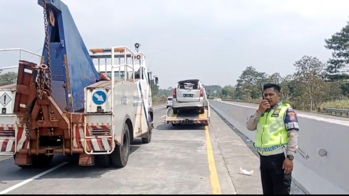 Xenia terbalik di Tol Pandaan-Malang
