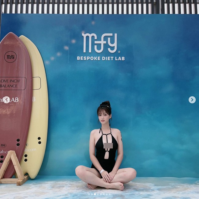 Baru-baru ini, Yulhee eks LABOUM mendatangi sebuah beach club yang hits di Korea Selatan. Ibu tiga anak itu memakai swimsuit hitam dengan aksen cut out yang mengekspos bagian payudaranya.  Foto: dok. Instagram @yul._.hee
