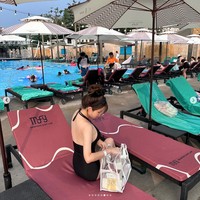 Unggahan foto Yulhee eks LABOUM pun dibanjiri komentar kaum hawa yang menjulukinya sebagai hot momma. Foto: dok. Instagram @yul._.hee