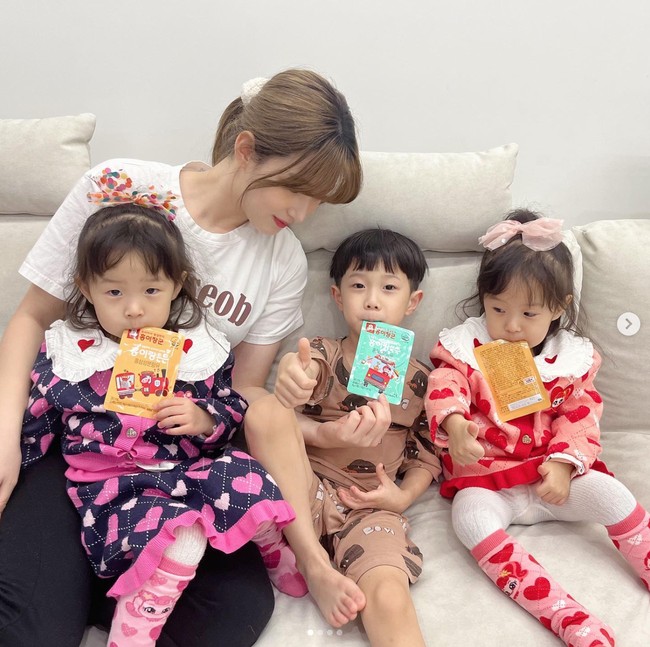 Setelah melahirkan anak kembar, Yulhee eks LABOUM mengungkap rahasianya bisa turun 29 kilogram. Dia mengandalkan minuman diet yang dikonsumsi setengah jam sebelum makan dan berolahraga di rumah. Foto: dok. Instagram @yul._.hee