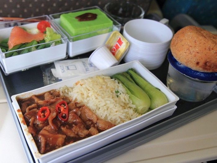 5 Penemuan Aneh di Dalam Makanan Pesawat, Bikin Mual Penumpang!