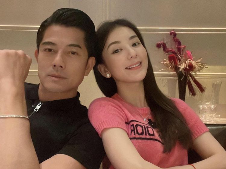 Kemesraan Aaron Kwok dan Moka Fang yang Lebih Muda 21 Tahun