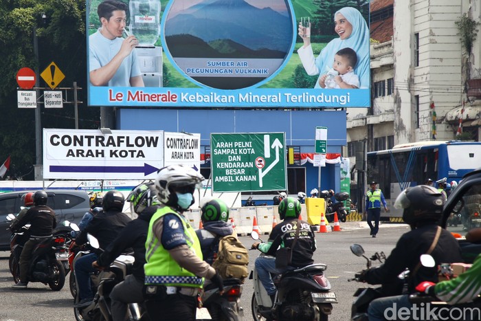 Para petugas mengatur arus lalu lintas di simpang Harmoni, Jakarta Pusat, Selasa (29/8/2023).