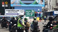Kendaraan besar dari arah Monas menuju Glodok diarahkan untuk contraflow.   
