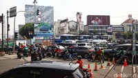 Simpang Harmoni menjadi salah satu persimpangan paling sibuk karena menghubungkan pusat perdagangan di kawasan Glodok dan pusat pemerintahan di daerah Medan Merdeka.  