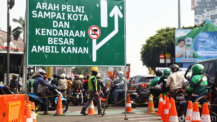 Para petugas mengatur arus lalu lintas di simpang Harmoni, Jakarta Pusat, Selasa (29/8/2023).
