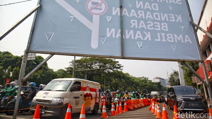 Para petugas mengatur arus lalu lintas di simpang Harmoni, Jakarta Pusat, Selasa (29/8/2023).