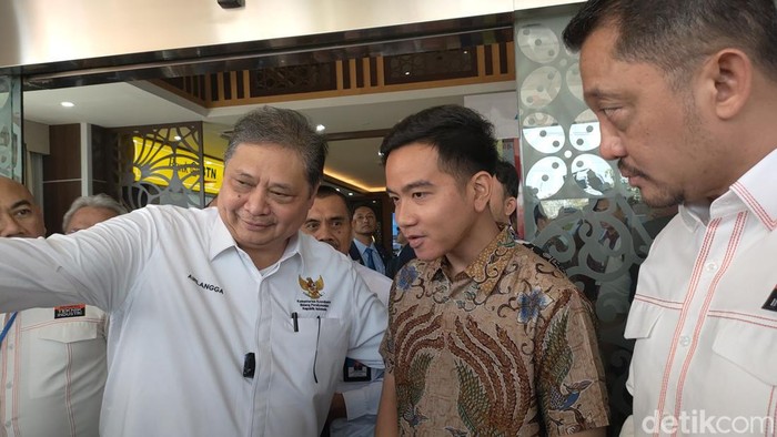 Menko Perekonomian Airlangga Hartarto dan Wali Kota Solo Gibran Rakabuming Raka di UNS Inn, Selasa (29/8/2023).