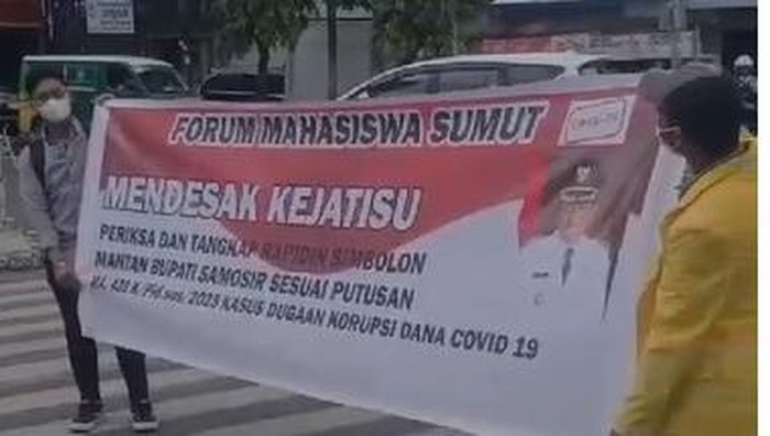 Aksi mahasiswa di Medan mendesak Kejati Sumut tangkap Ketua PDIP Sumut Rapidin Simbolon. (Foto: tangkapan layar)