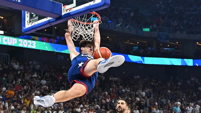 Basketball - FIBA World Cup 2023 - First Round - Group C - Greece v United States of America - Mall of Asia Arena, Manila, Philippines - August 28, 2023 Austin Reaves of the U.S. scores a basket REUTERS/Lisa Marie David
