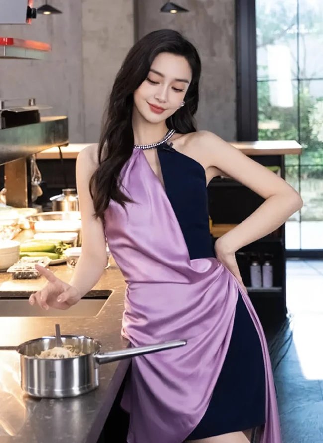 Dari banyaknya barang endorse-an dari brand mewah yang dimiliki Angelababy, hampir tidak mungkin dia mengenakan barang palsu. Namun dia ketahuan menggunakannya. Dalam acara live streaming baru-baru ini, Angelababy mengenakan dress berpotongan halter neck berwarna ungu dan hitam. Dress glamournya itu mirip dengan rancangan desainer fashion asal Inggris David Koma, tapi ternyata bajunya itu KW. Foto: dok. Instagram